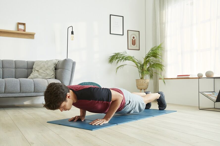 Stå i plankan för att träna upp musklerna i pressen och ryggen