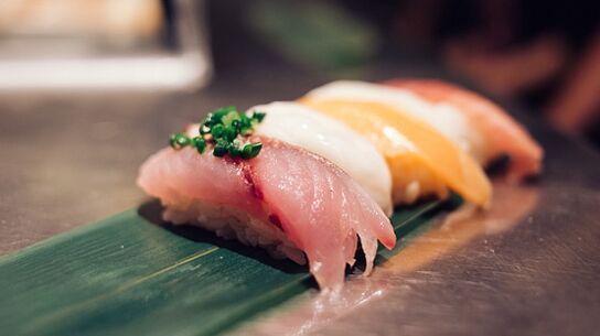 Färska fiskrätter är ett lager av protein och fettsyror i den japanska kosten