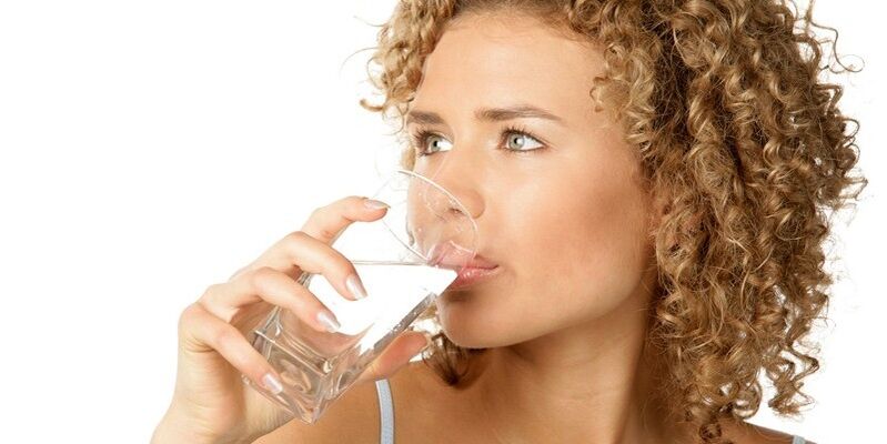 På en dricksdiet måste du konsumera 1, 5 liter renat vatten, förutom andra vätskor