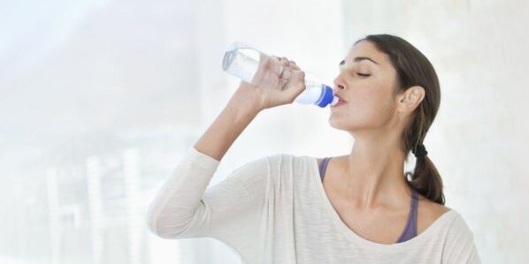 För att gå ner i vikt snabbt måste du dricka minst 2 liter vatten dagligen. 