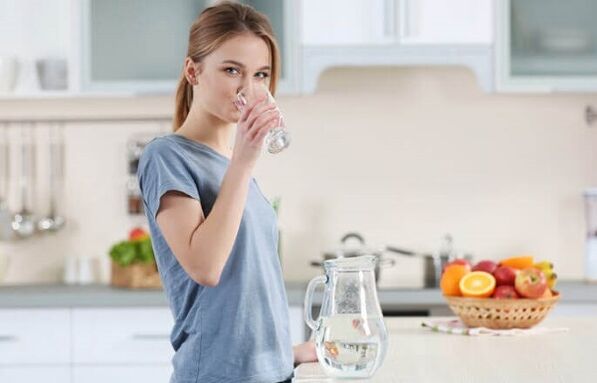 Drick vatten före måltider för att gå ner i vikt på en lat diet