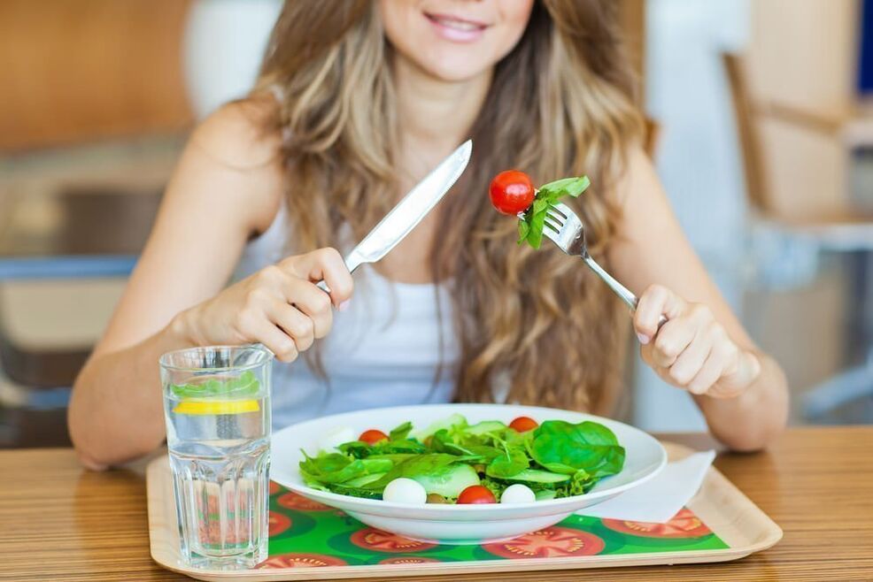 Flickan koncentrerar sig på hälsosam mat